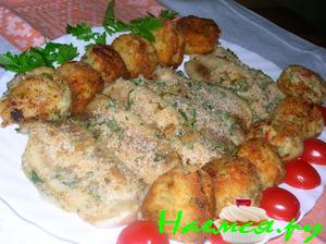 Рыба в ароматных хлебных крошках с пестрыми картофельными шариками