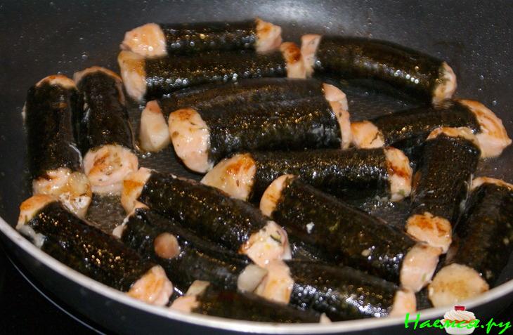 Салат с кусочками форели в нори