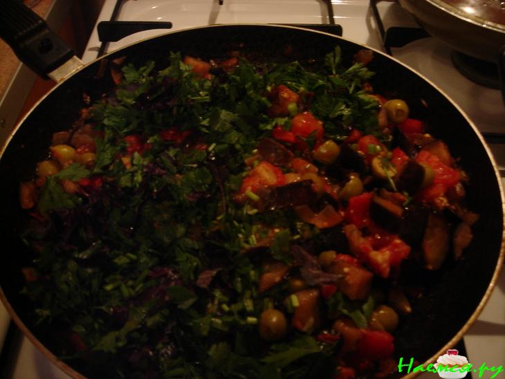 Баклажаны с оливками и помидорами