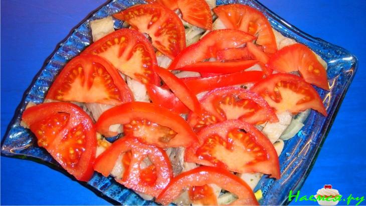 Салат из селедки с помидором, луком и яйцом