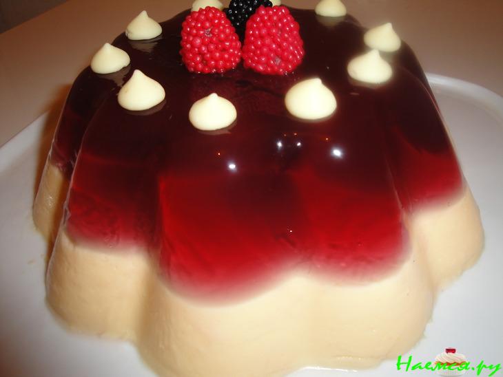 Крем-десерт "Баваруа с желе из лесных ягод"