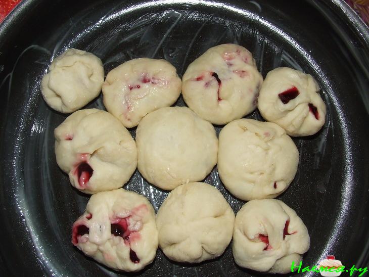 Пирожки с вишней и миндалем