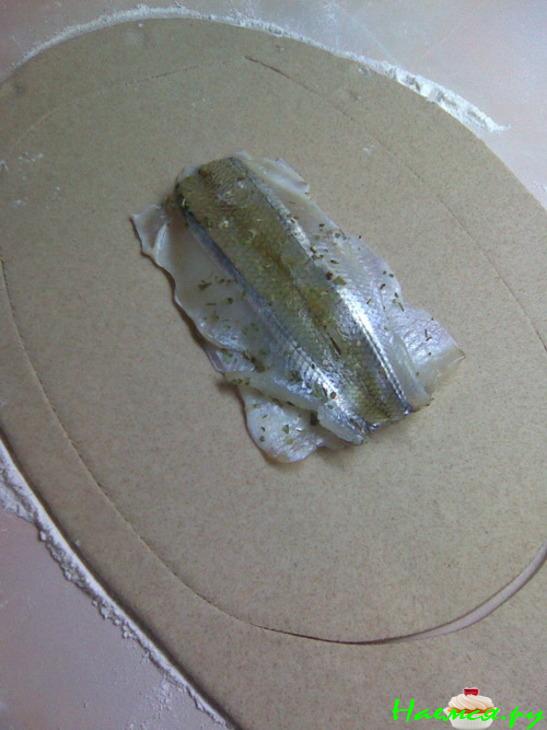 Пирог из ржаной муки с рыбой, грибным соусом, сыром и уймой потраченного времени!