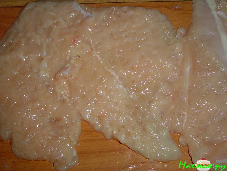 Рулетики из куриной грудки с плавленым сыром и зеленью