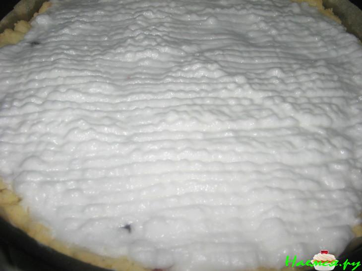 Пирог ягодный с шапкой из белков