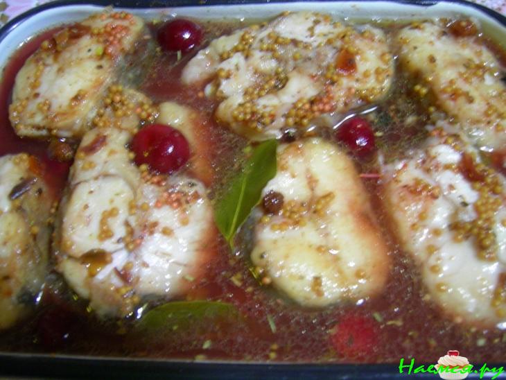 Рыба жареная во фруктово-ягодном маринаде