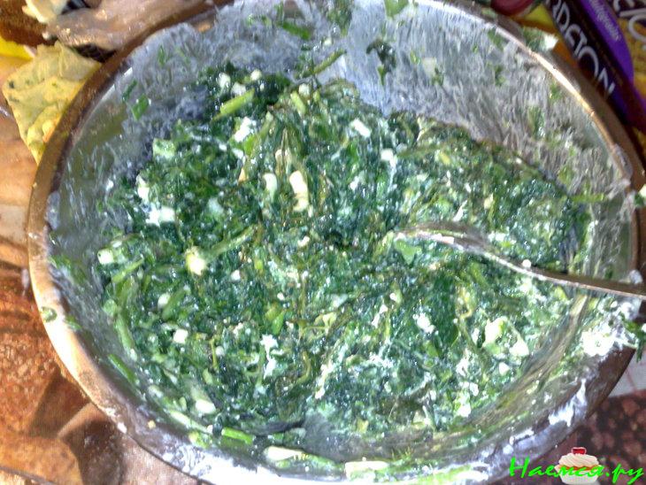 Слоеный пирог со шпинатом и сыром сулугуни