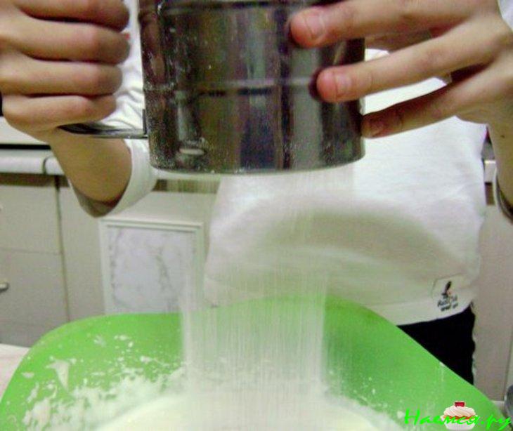 Торт "Юля" с персиком, грушей и физалисом