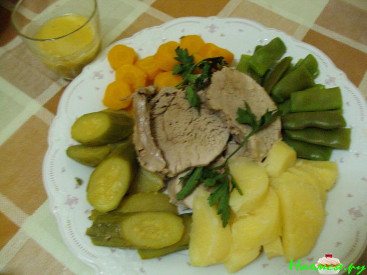 Вареное мясо с овощами