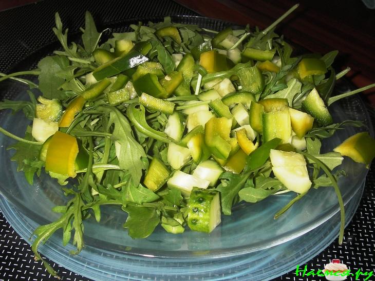 Салат с жареным окунем и вялеными помидорами