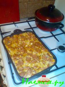 Запеканка из картофеля, макарон и сосисок