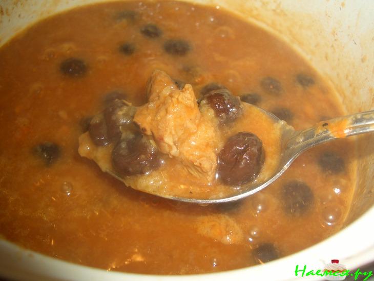 Говядина с изюмом в хлебном соусе