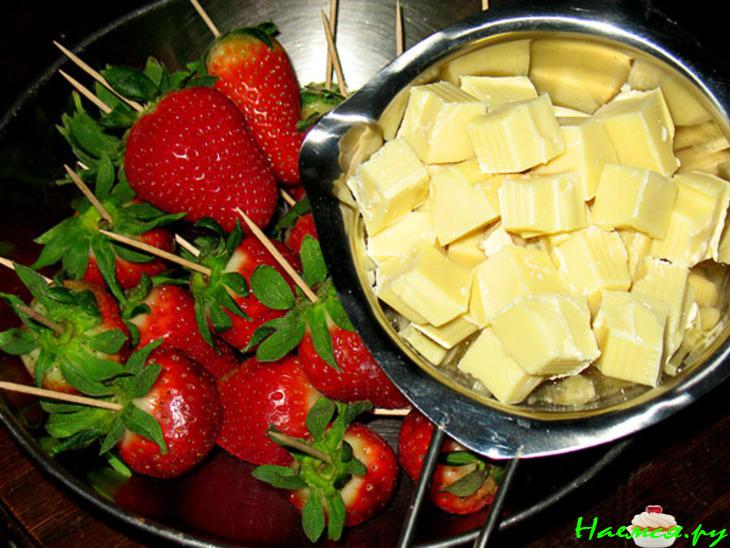 Десерт "Клубника в белой шубке" Десерт "Клубника в белой шубке"