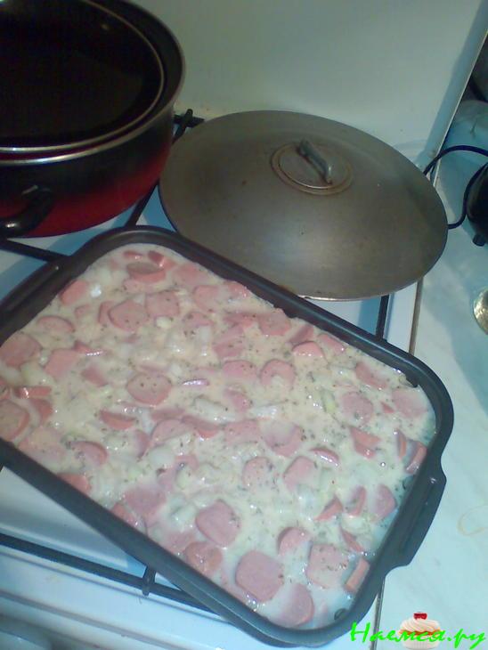 Запеканка из картофеля, макарон и сосисок