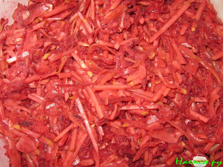 Розовый салат с капустой, свеклой и яблочком