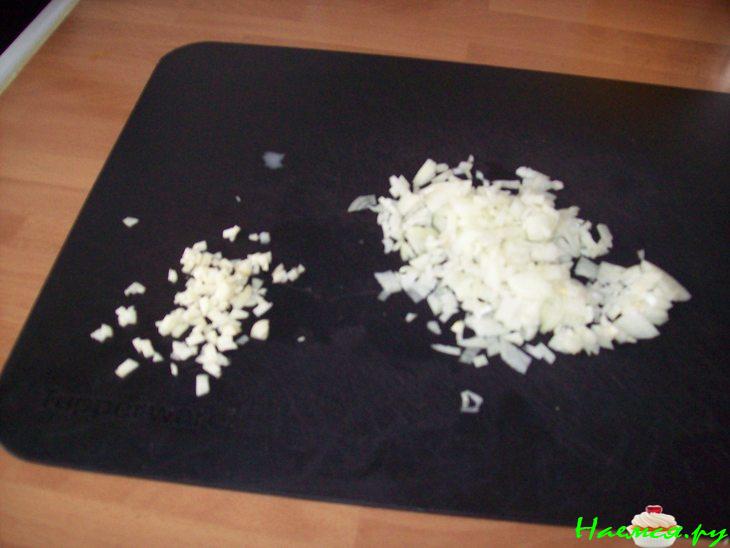 Томатен спагетти под нежным соусом с тунцом и каперсами