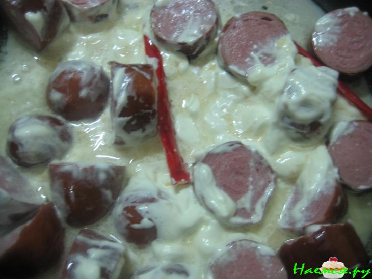 Сардельки под соусом