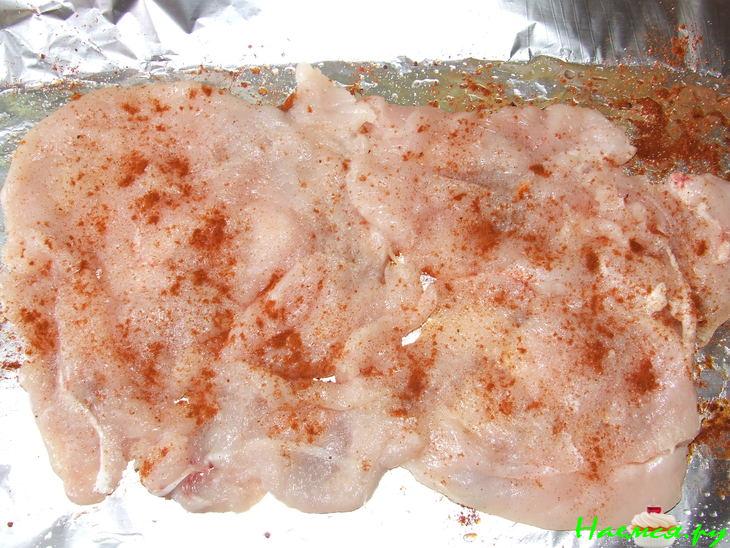 Рулет из куриной грудки с ветчиной, оливкам и корнишонами, приготовленный на углях