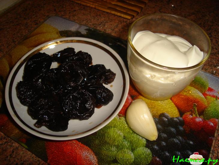 Салат "Изюминка" со свеклой и черносливом