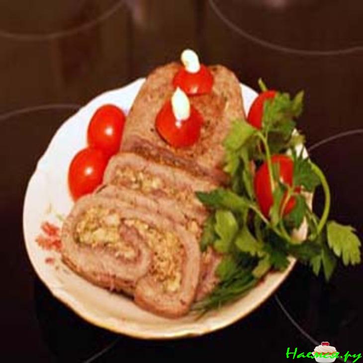 Рулет мясной с грецкими орехами