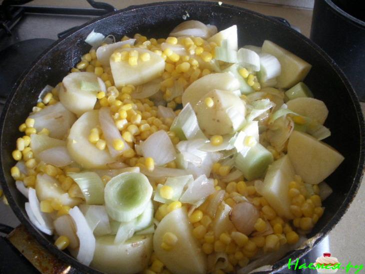 Кукурузный крем - суп с песто и лососевыми роллами