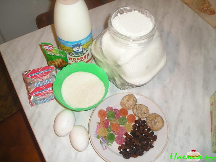 Кулич с инжиром, цукатами и изюмом