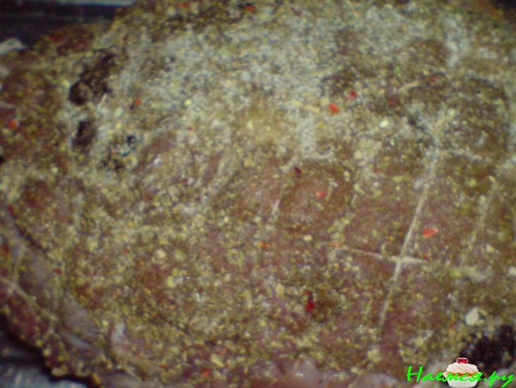 Мясо, запеченное под сметанно-горчичным кремом и нашпигованое черносливом Мясо, запеченное под сметанно-горчичным кремом и нашпигованое черносливом