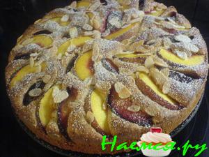 Ореховый пирог со сливами и персиками