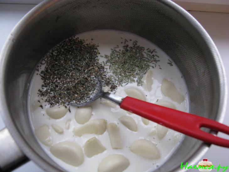 Рёбра и чеснок в сметанном соусе