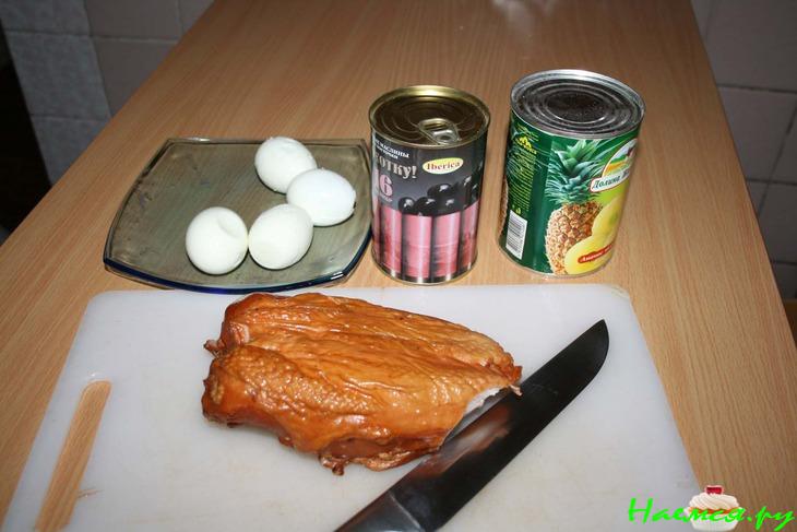 Салат "Любимый" с копченой курочкой и ананасами