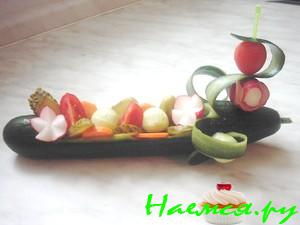 Лодочка из огурца