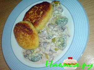 Картофельные котлеты под грибным соусом с брокколи