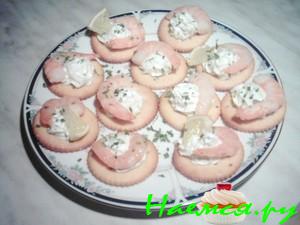 Канапе с креветками и творогом с зеленью Канапе с креветками и творогом с зеленью