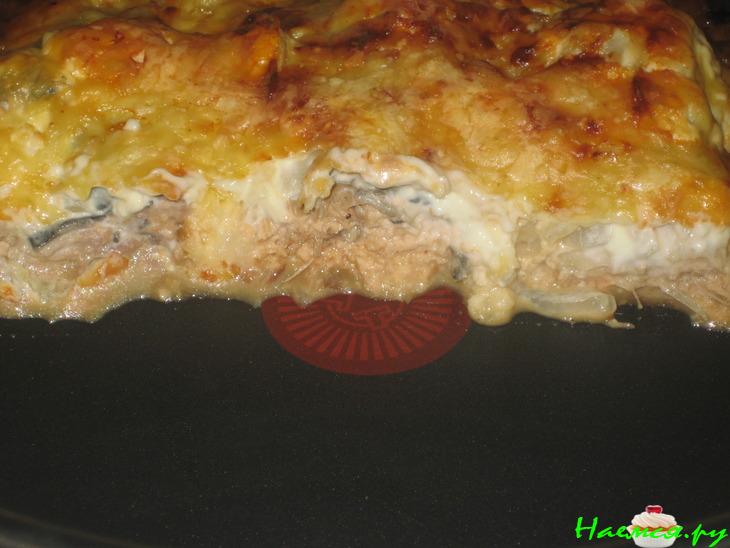 Горбуша под сыро-майонезной и луковой подушкой