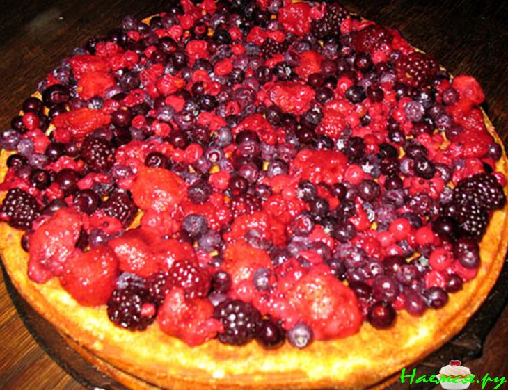 Творожный пирог с красными ягодами