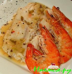 Морской язык с соусом и креветками