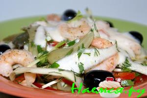 Салат с ленточками сельдерея, креветками и маслинами