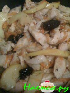 Курица с айвой, имбирем и черносливом