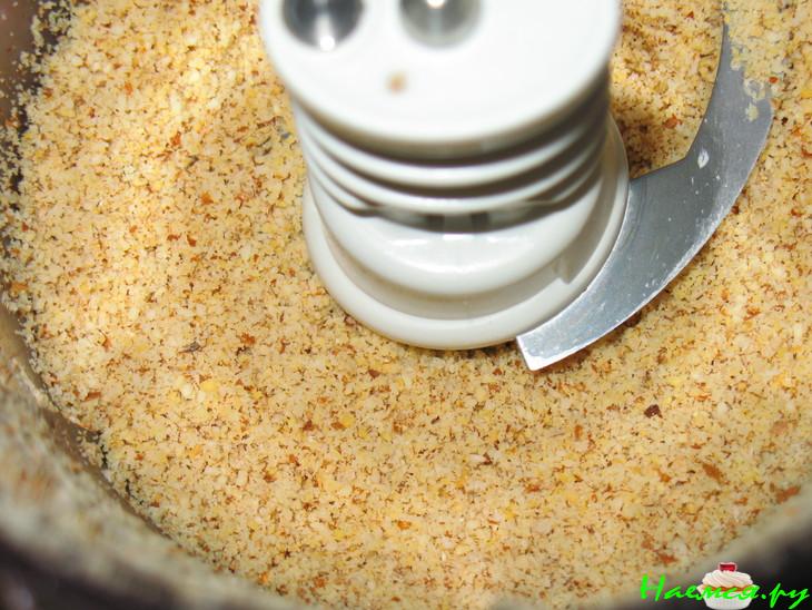 Штрейзельный пирог с клубникой, ревенем и миндалем Штрейзельный пирог с клубникой, ревенем и миндалем