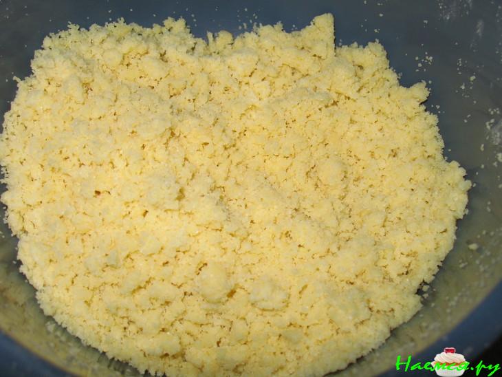 Штрейзельный пирог с клубникой, ревенем и миндалем Штрейзельный пирог с клубникой, ревенем и миндалем