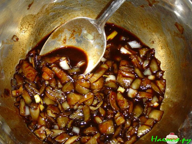 Жареные кабачки с чесноком и соевым соусом