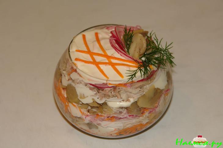 Салат слоеный с шампиньонами и курицей