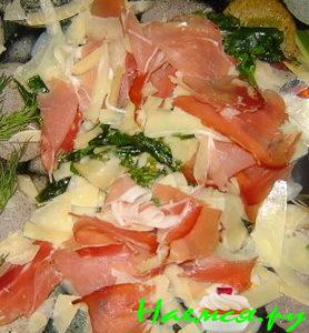 Руккола с пармской ветчиной и двумя видами сыра