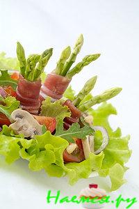 Салат из мини-спаржи с беконом