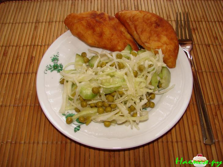 Салат с капустой, огурцом и горошком Салат с капустой, огурцом и горошком