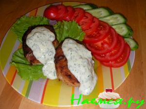 Рыбные котлеты с луково-сметанным соусом