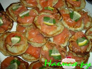 Картофельные плюшки с копченым лососем