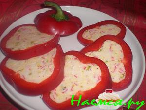 Фаршированный болгарский перец сыром и крабовыми палочками Фаршированный болгарский перец сыром и крабовыми палочками