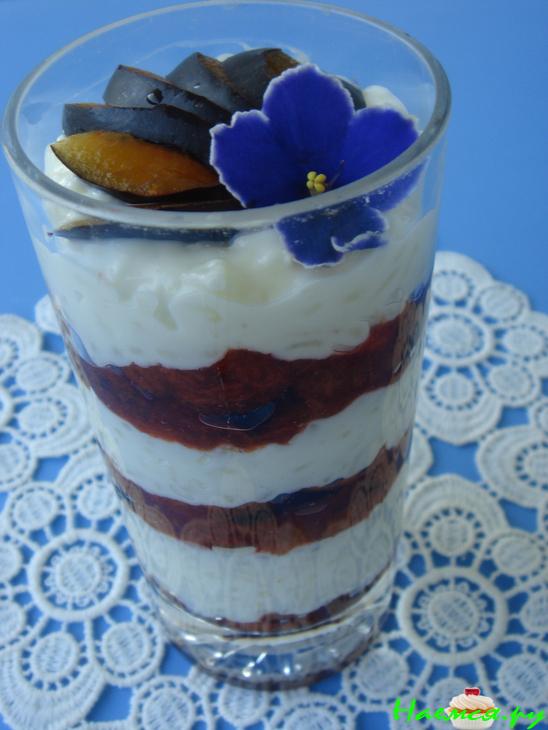 Молочный рис со сливами и корицей