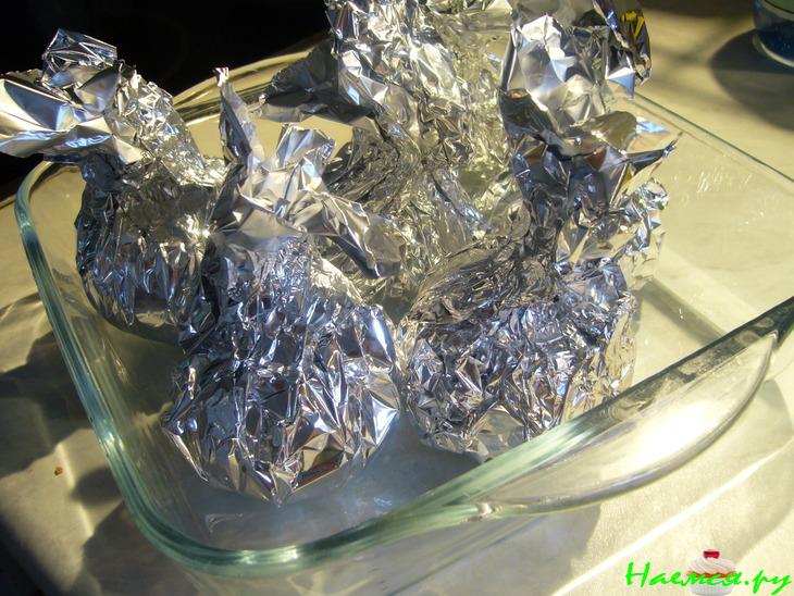 Помидоры с моцареллой, запеченные в фольге